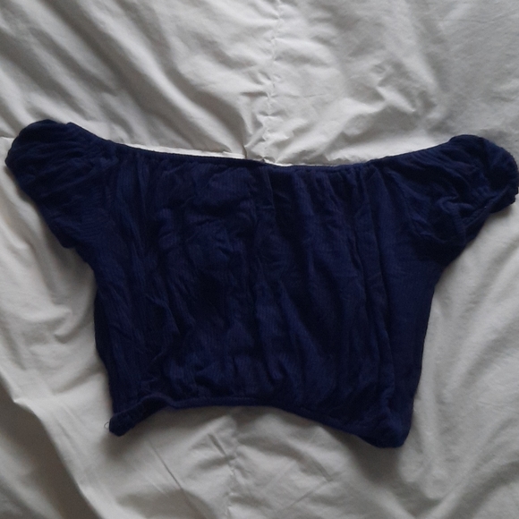 Un chandail bleu marine over the sholder - Picture 2 of 2